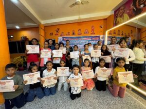 प्रतियोगिता में शामिल प्रतिभागियों के साथ पदाधिकारी। 